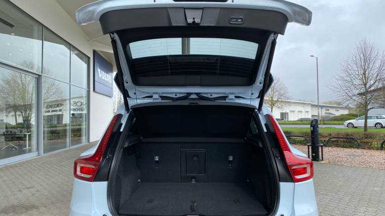 Volvo XC40 2.0 B4P Plus Dark 5dr Auto Petrol Estate